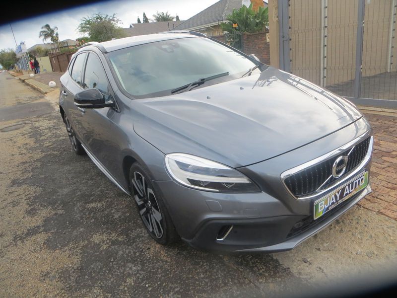 2017 Volvo V40 Cross Country T4 Inscription Geartronic, Grey with 66000km available now!