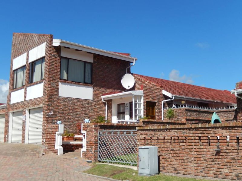 DEOVILLE PARK-SPACIOUS HOME IN POPULAR HARTENBOS TOWNHOUSE COMPLEX!