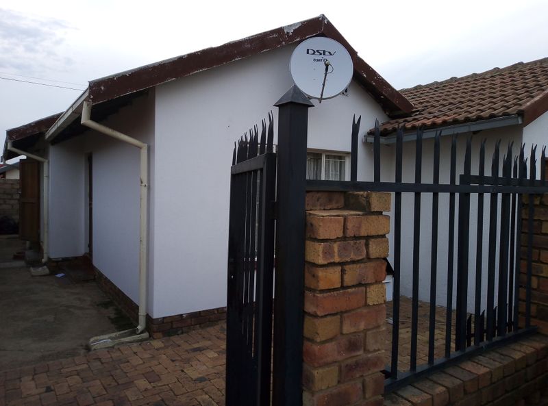 3 Bedroom House for sale in Khutsong, Mamelodi East