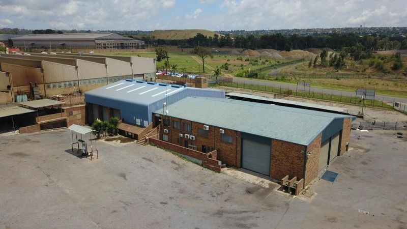Truck yard with a warehouse to let / for sale, Knights