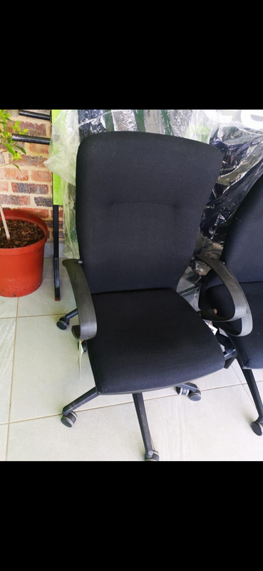 Geo cloud high swivel body forms chairs