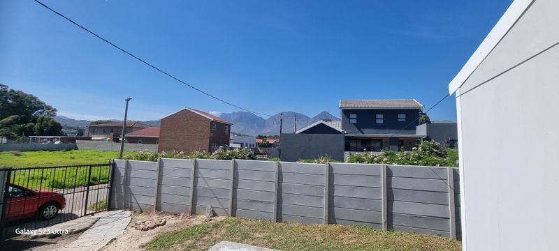 2 Bedroom House For Sale in Sir Lowrys Pass