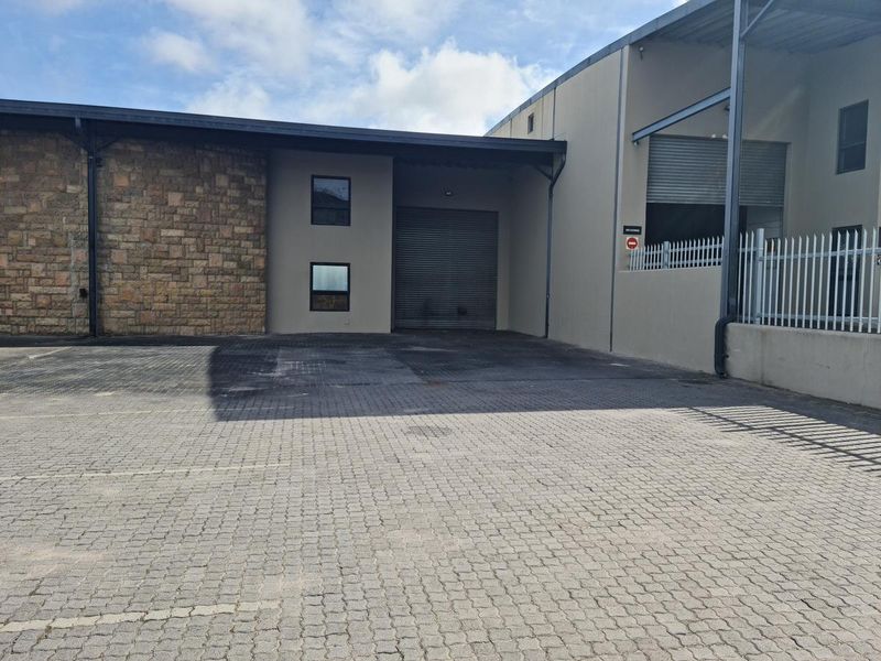 Modern 284m2 Factory / Warehouse with big parking Area TO LET in Saxenburg Park