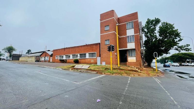 Large and spacious industrial building available for sale