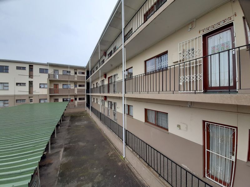 Centrally located and secure 2 bedroom apartment in King Williamstown (Qonce)!
