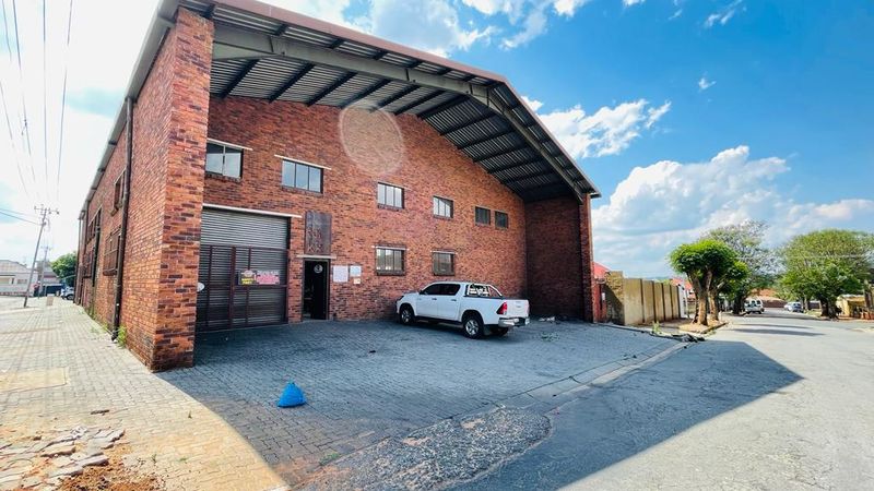 Stand alone facility to let / for sale in Krugersdorp