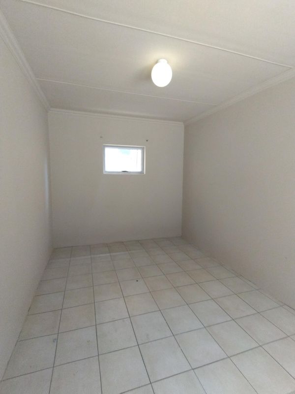 Spacious room to rent in Moore Street, Quigney with secure parking.