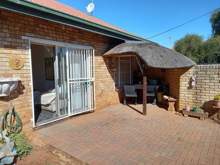 2 Bedroom Town House for Sale in Carletonville