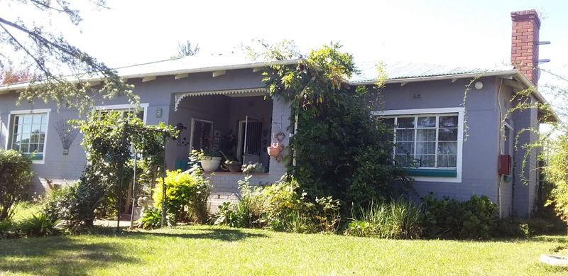 3 Bedroom House with 2 outbuilding in Colenso with a big yard for future extension