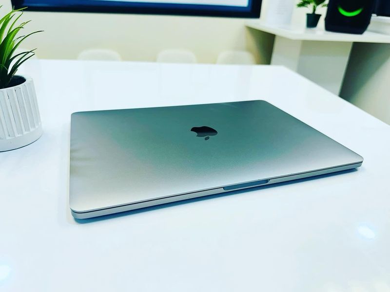 MacBook Pro 13 inch 2017 Core i5 8GB Ram 128GB SSD