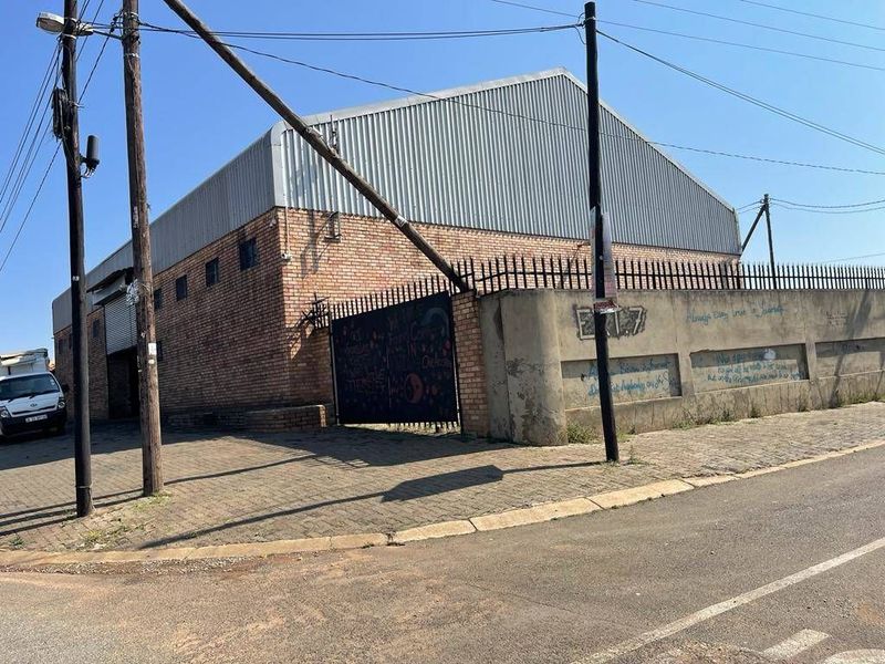 COMMERCIAL PROPERTY IN PROTEA GLEN EXT 7 PERFECT FOR CHURCH AS WELL