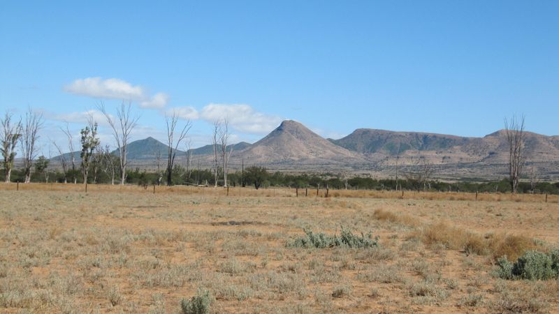 SMALLHOLDING WITH AWESOME VIEWS “OFF THE BEATEN TRACK” BUT NEAR ENOUGH TO GRAAFF-REINET