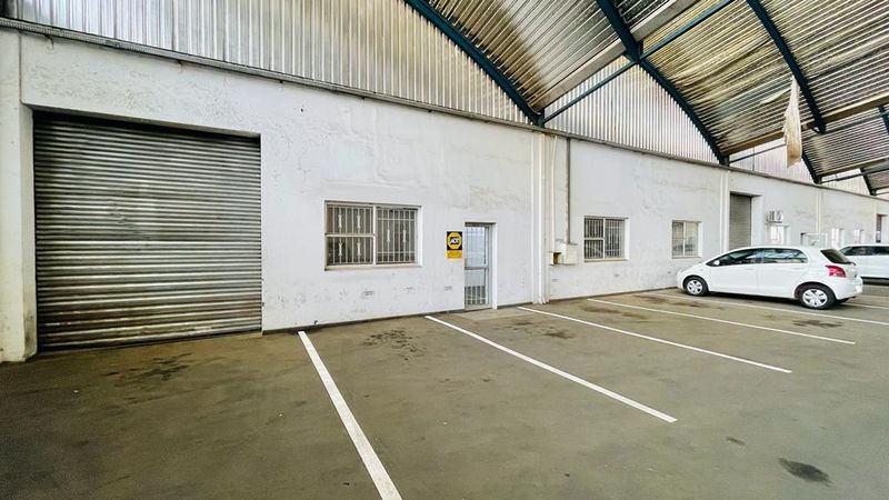Neat industrial facility to let / for sale in Manufacta