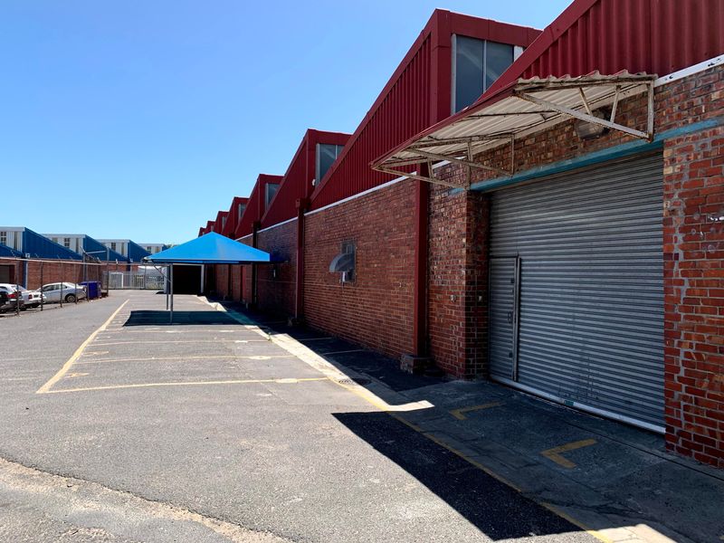 Well located warehouse with large yard to let