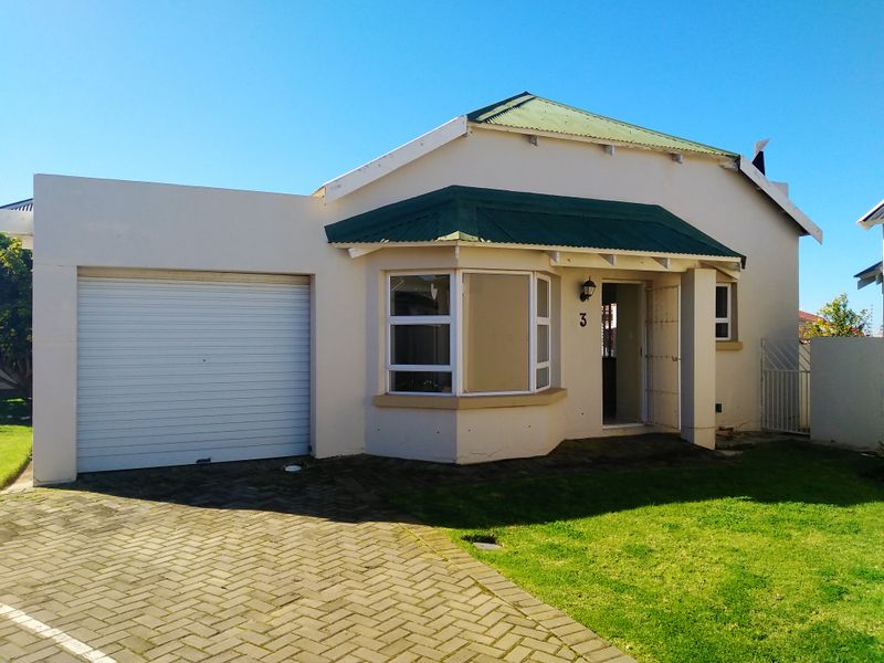 3 Bedroom Townhouse for Sale in Jeffreys Bay Central!