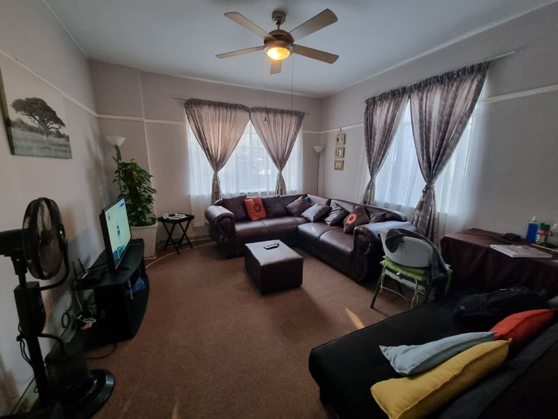 UPPER GLENWOOD WELL MAINTAINED APARTMENT