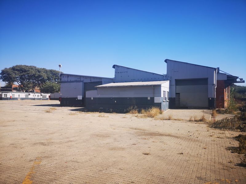 LARGE INDUSTRIAL YARD WITH WORKSHOP TO LET IN PRETORIA INDUSTRIAL AREA.