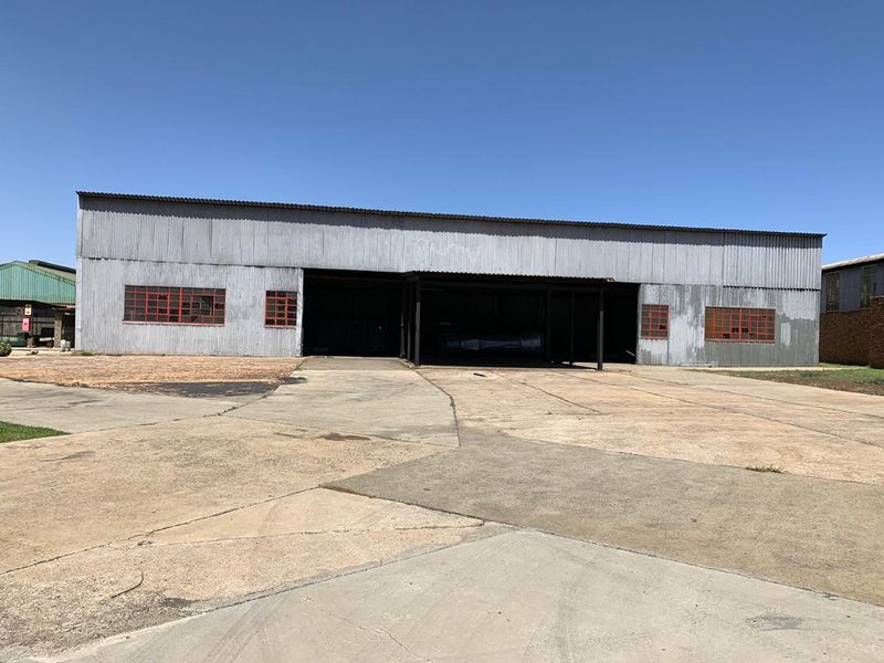Warehouse facility available for lease in the Springs area