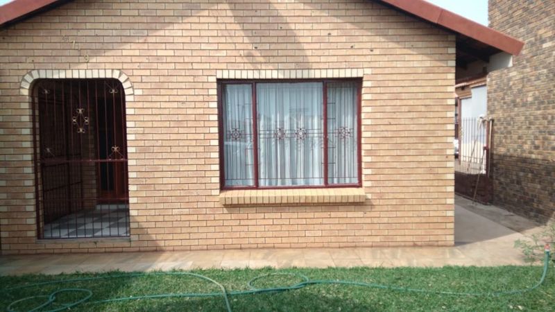 A beautiful 4 bedroom house in Unit D Extension 1 TEMBA in a Negotiable price - R840 000