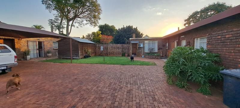 Spacious 5 bedroom house with braai room and entertainment room is for sale in Chantelle, Akasia ...