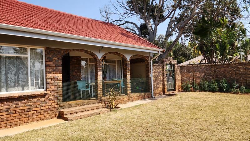 3-Bedroom 2-Bathroom Home On Large Stand With 2-Open Plan Living Areas Lapa Double Garage And Dou...