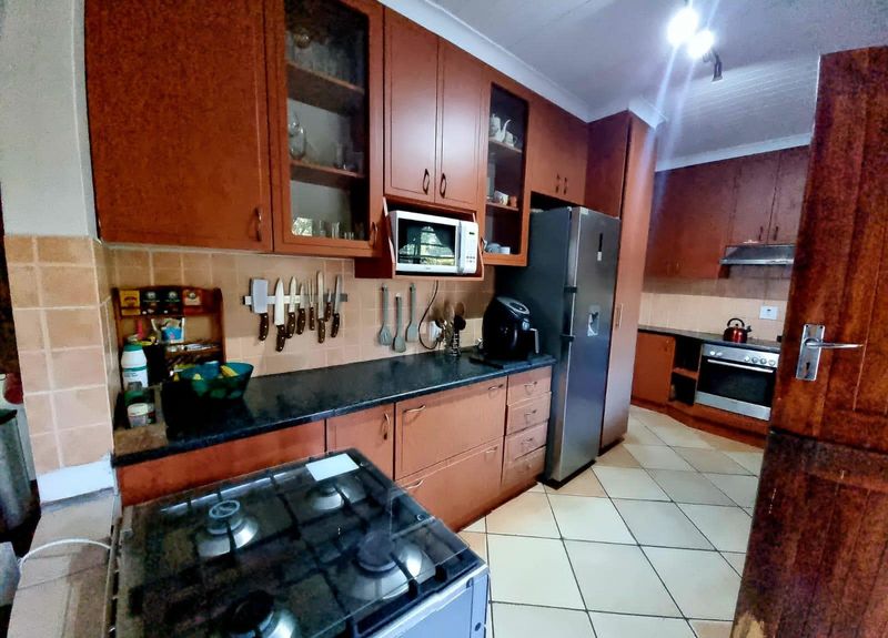 Five Bedroom in Amanzimtoti in a excellent renowned location
