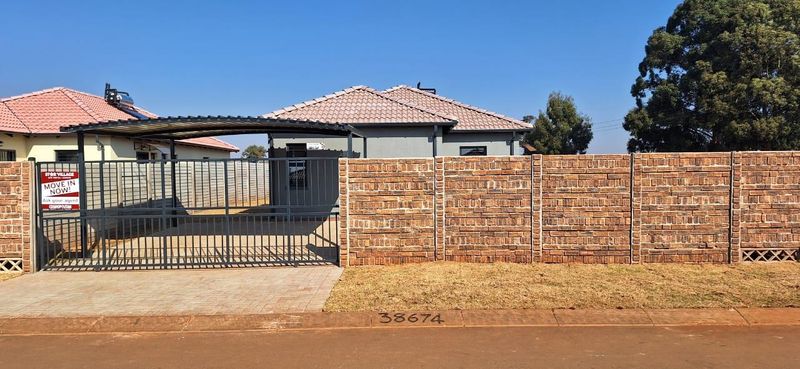 House in Pimville For Sale