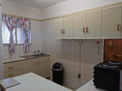 Spacious room in Chadbert Court, Quigney