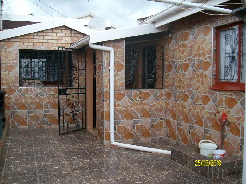 Large 3 Bedroom house for Sale At Mpophomeni