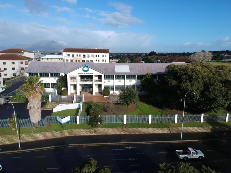 Prominent building with excellent exposure to rent in Oostersee Parow