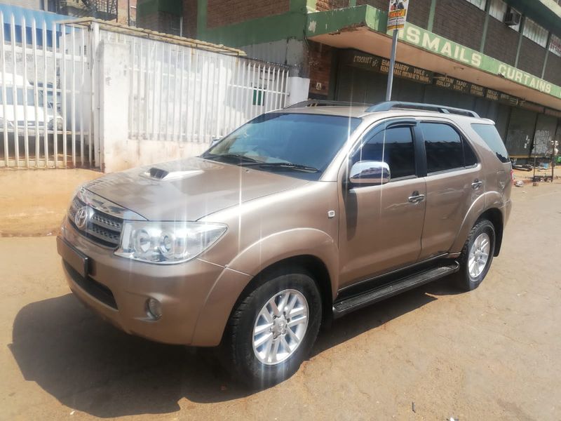 2010 Toyota Fortuner 3.0 D-4D 4x2 AT, Gold with 11000km available now!
