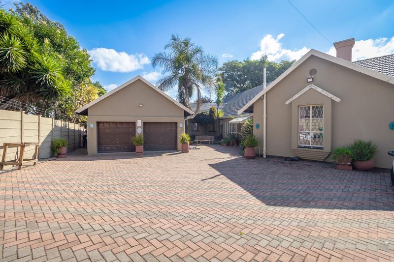 4-Bed, 4-Receptions And 4 -Garages In Secure Boomed Off Area