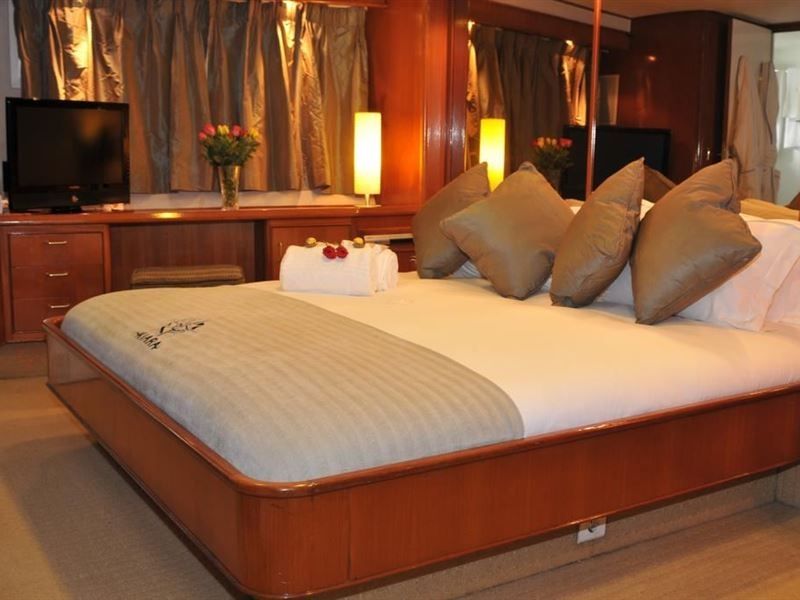Jackie O - Classic Luxury Yacht &amp; Boutique Hotel