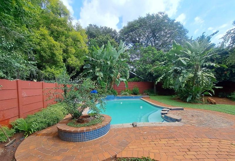 HUGE STAND! 4 BEDROOM HOUSE WITH 2 BEDROOM FLAT &#43; POOL IN CAPITAL PARK