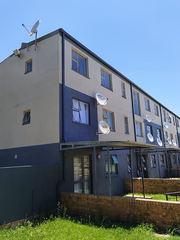 A 36 sqm Apartment for sale Meadowlands for R325 000