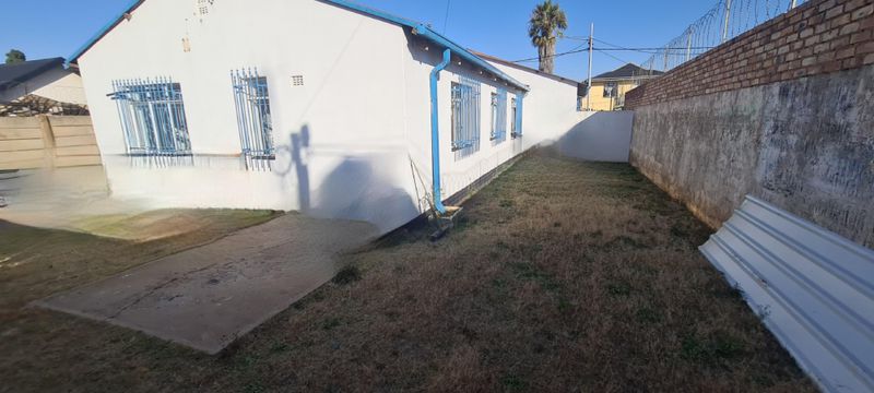 CENTRAL LAUDIUM BARGAIN! INVESTMENT PROPERTY OR FOR THE LARGER FAMILY! LAUDIUM! CENTURION!
