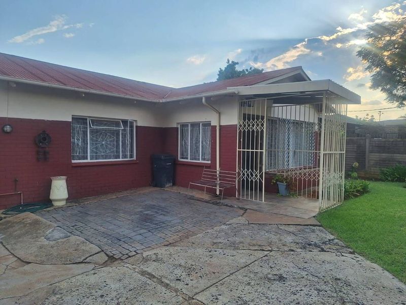 SPACIOUS 3 BEDROOM HOUSE WITH OUTSIDE BUILDING IN DANVILLE