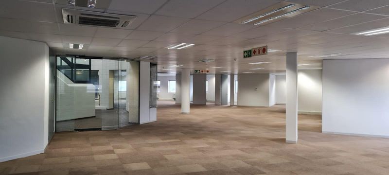 1058,20 m2 FIFTH FLOOR OFFICE SPACE AVAILABLE IN SECURE OFFICE PARK!