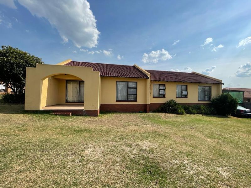Three bedroom home for sale in Secunda