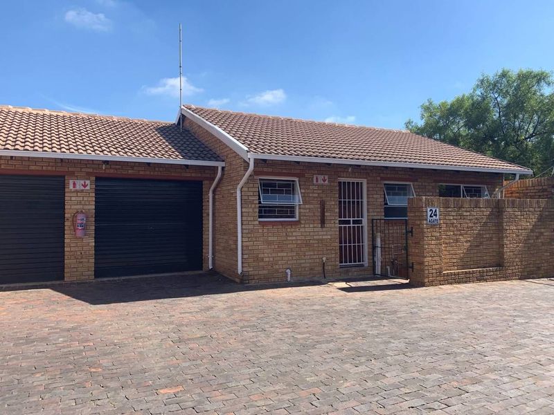 Lovely two bedroom townhouse in Krugersdorp North