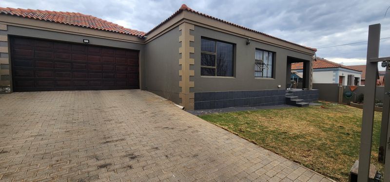 Beautiful and Modern Townhouse For sale - Great Location in Fochville