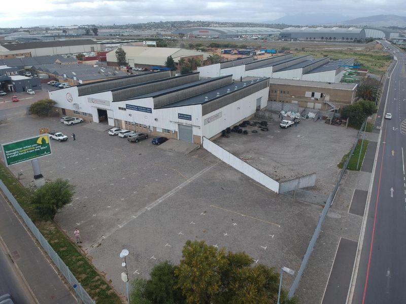 2 207m2 Warehouse with excellent exposure and massive yard to rent in Stikland