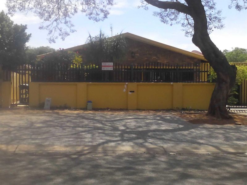 Ideal to run a business in front and to reside in the house situated at the back. Laudium. Pretoria