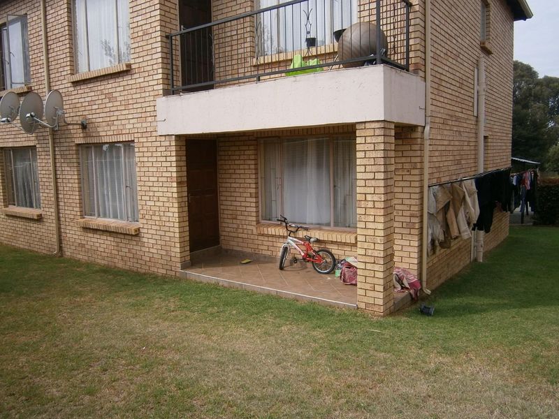 Well priced and neat ground floor townhouse situated in Groblerpark, priced to go at R600k. The l...