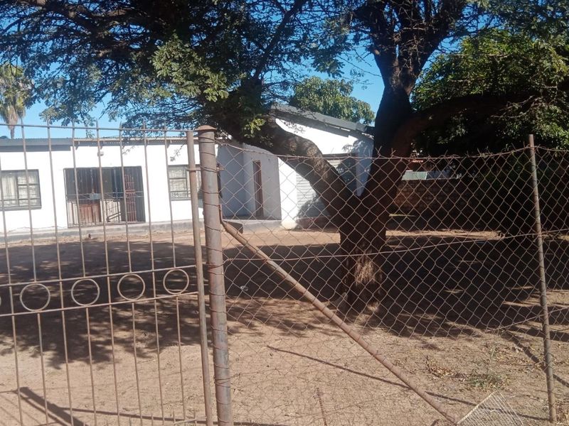 2 bedroom house for sale in Old Unit D for R350 000 Negotiable