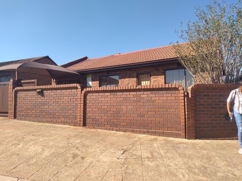 A Cozy 2 bedroom house for sale at tembisa