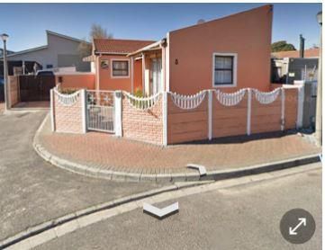 4 Bedroom House for Sale in Maitland for R 1, 850, 000