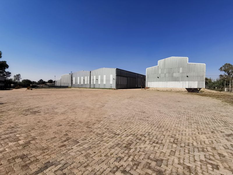 FREE-STANDING 7,968SQM STORAGE &amp; DISTRIBUTION PROPERTY TO LET IN KLERKSOORD