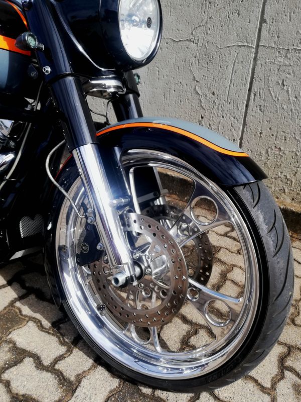 Stunning Customized CVO Road King Bagger!