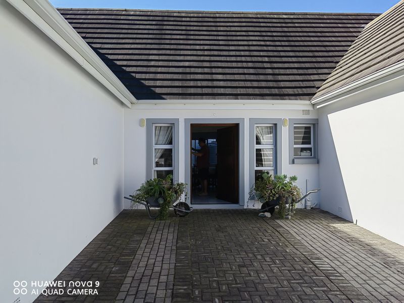 Nothing to be said, just walk in and enjoy this Canal  Home